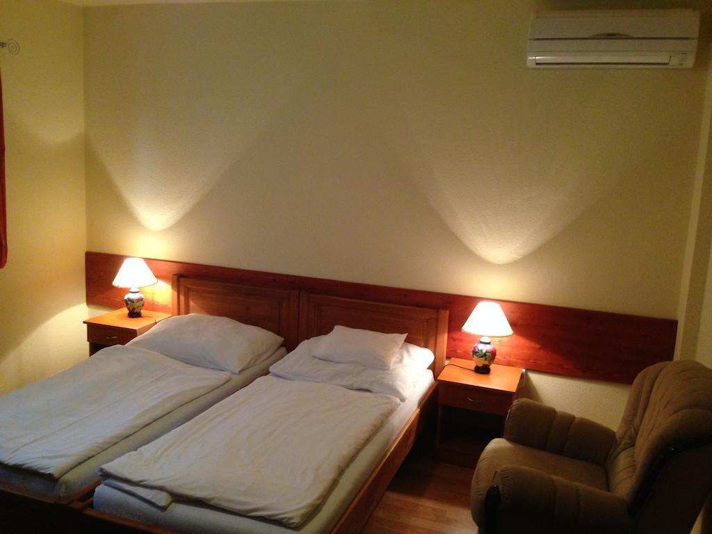 Juhasz Fogado Bed and Breakfast Fonyód Rum bild